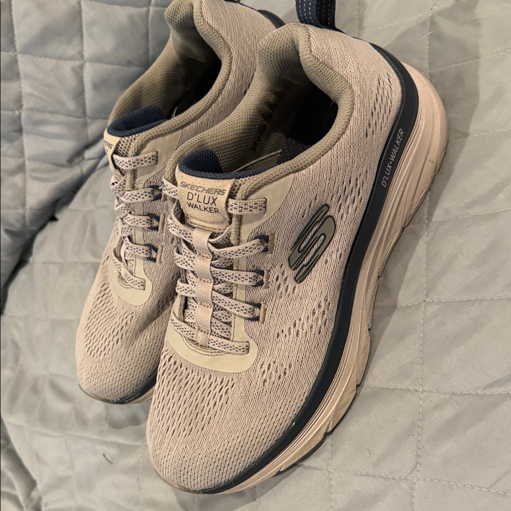 Skechers D’Lux walkers size Men’s 8.5
